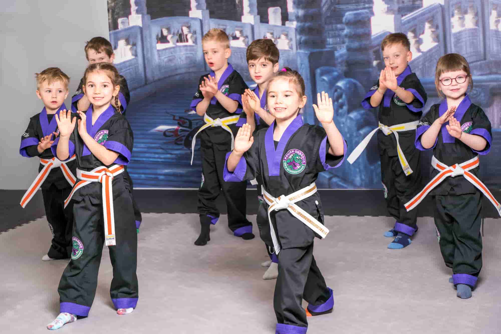 Kindergartenkinder beim Power Dragons Karate-Training in Bogenhausen